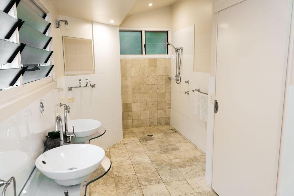 Russell Lakeside Retreat Bed & Breakfast *