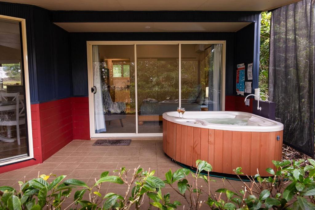 Bed & Breakfast Russell Lakeside Retreat