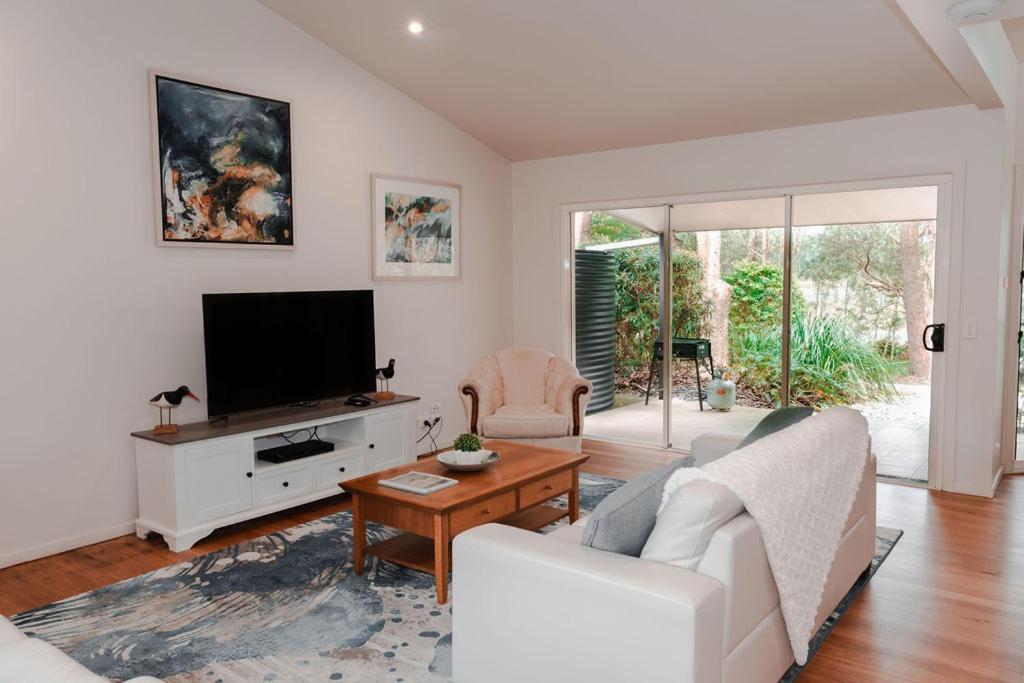 Russell Lakeside Retreat Bed & Breakfast