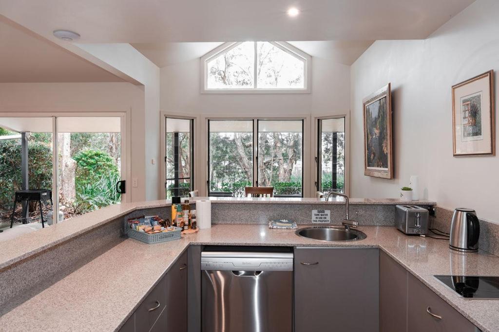 Bed & Breakfast Russell Lakeside Retreat *